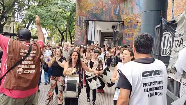 Protestas de Trabajadores Despedidos por Milei en Ministerios Argentinos