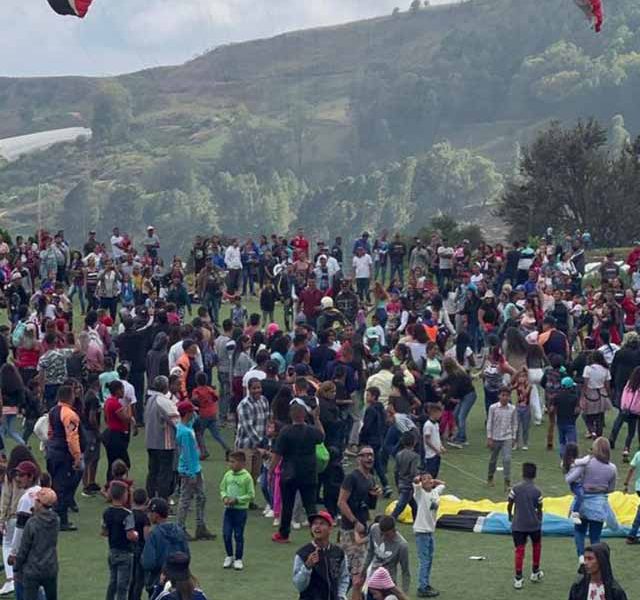 Reyes Magos voladores anuncian su llegada espectacular a El Jarillo el 6 de enero