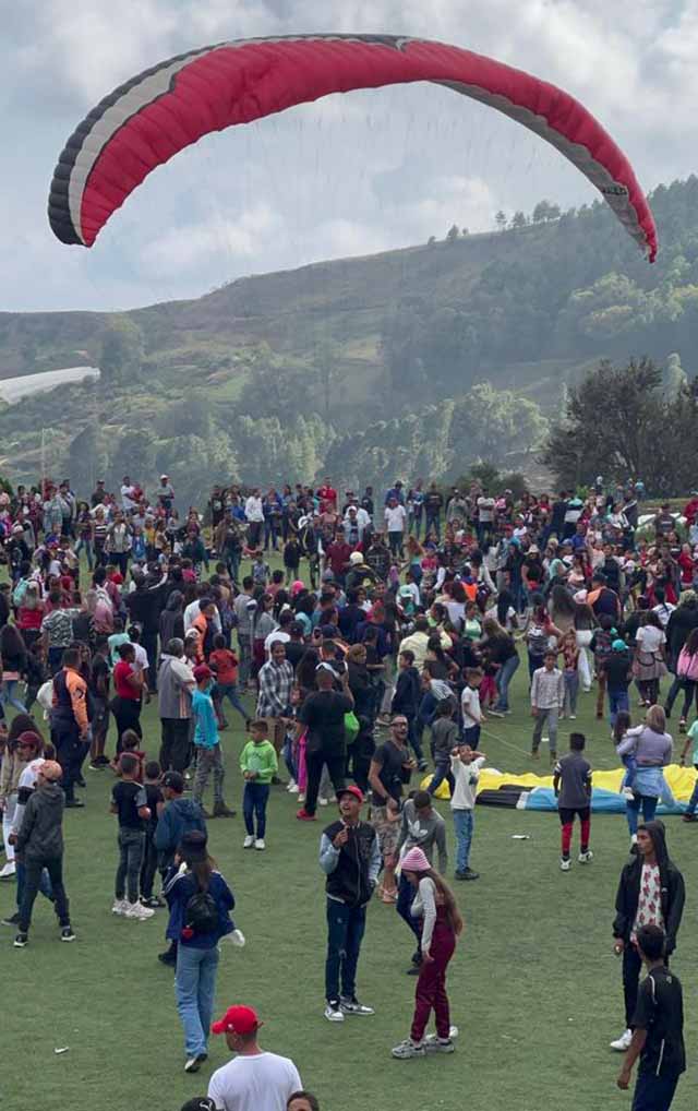 Reyes Magos voladores anuncian su llegada espectacular a El Jarillo el 6 de enero