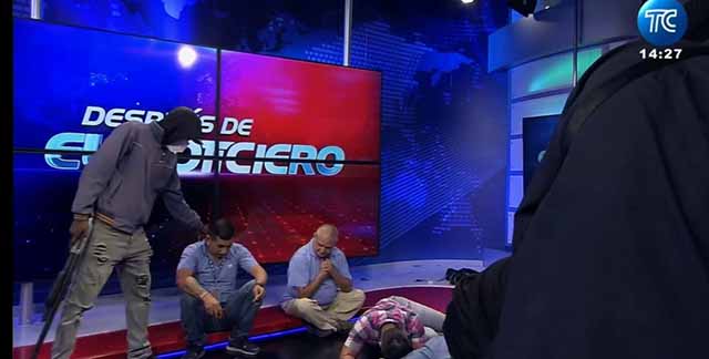 Encapuchados armados ingresan en un canal de televisión en Ecuador y someten al personal