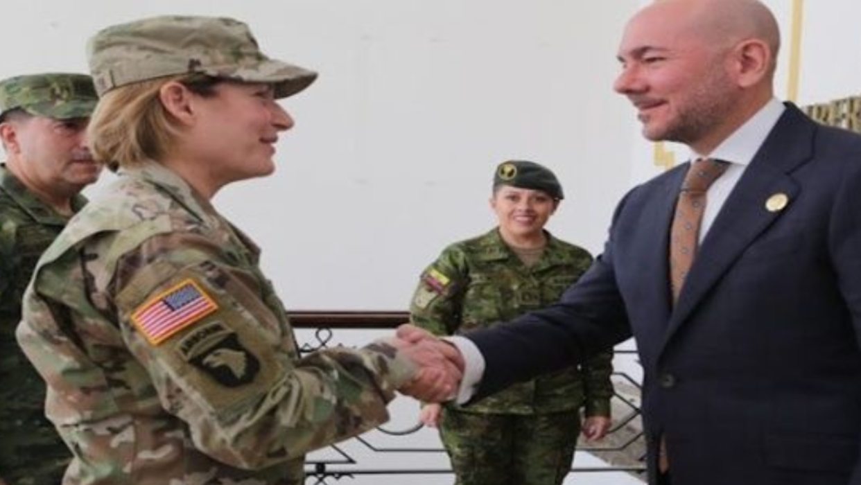 Comandante Laura Richardson se Reúne con Ministro de Defensa de Ecuador