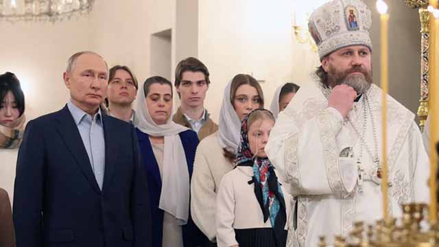 Putin recibe la Navidad ortodoxa en compañía de familiares de soldados caídos en Ucrania