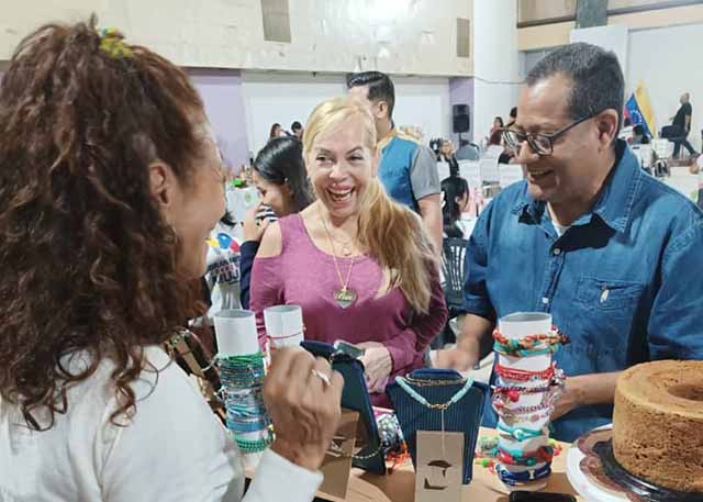 Concejal Raiza Chacón respalda emprendimiento en el Bazar del Ministerio para la Mujer