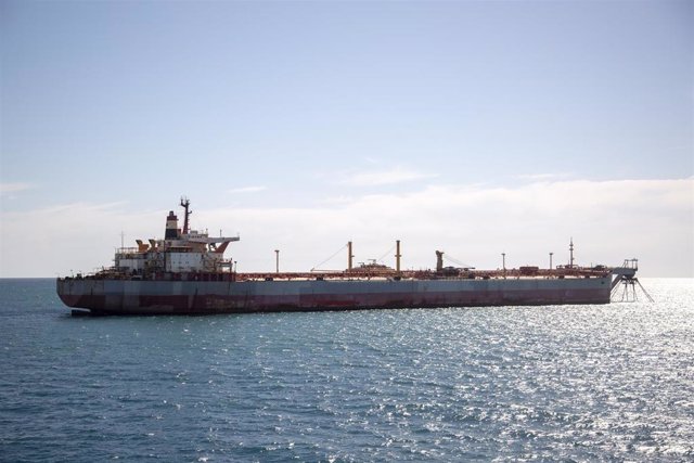 Los hutíes anuncian un nuevo ataque con "impacto directo" contra buques de EEUU y R.Unido