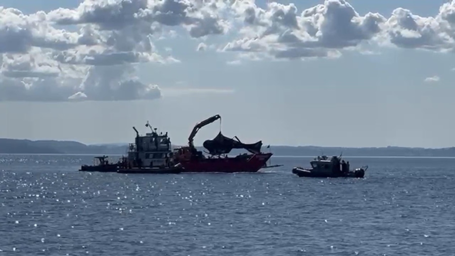 Reflotan el helicóptero en el que Sebastián Piñera