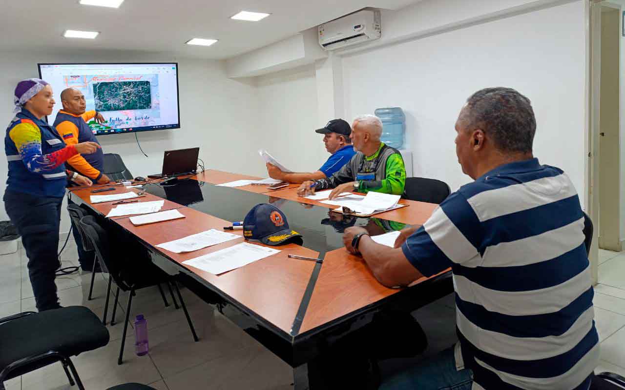 El equipo de la Alcaldía de Carrizal presenta el Plan de Mitigación de Riesgos 2024.