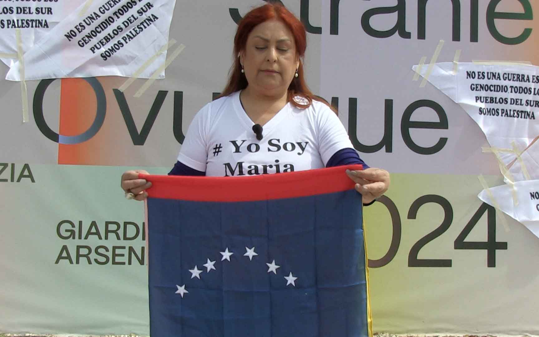Andreina Fuentes Angarita, presidente de la Arts Connection Foundation, liderando la protesta frente al Pabellón de Venezuela en la Bienal de Arte de Venecia.