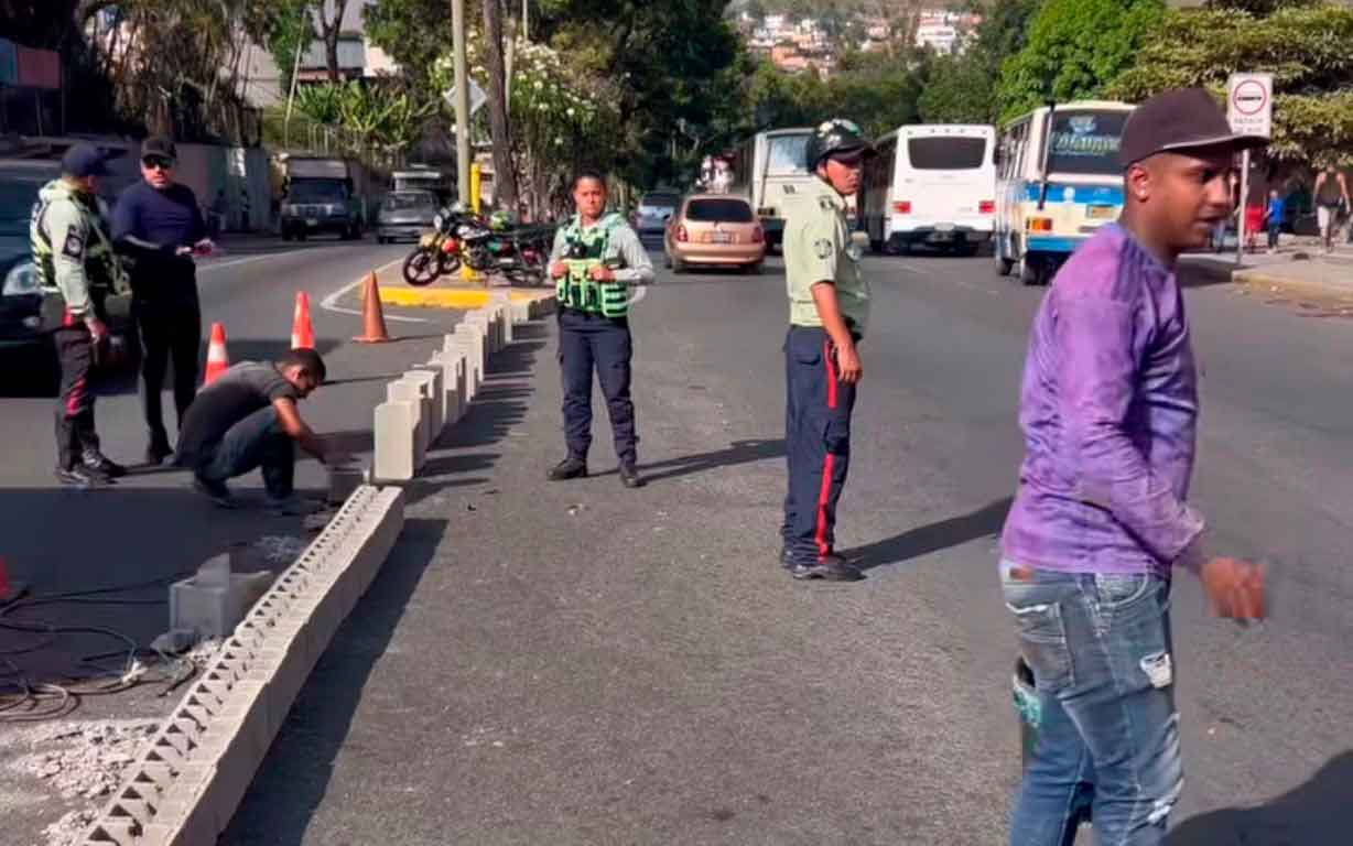 Alcaldía de Guaicaipuro inicia el reordenamiento vial en la avenida Bicentenario de Los Teques para mejorar la seguridad vial en la ciudad.