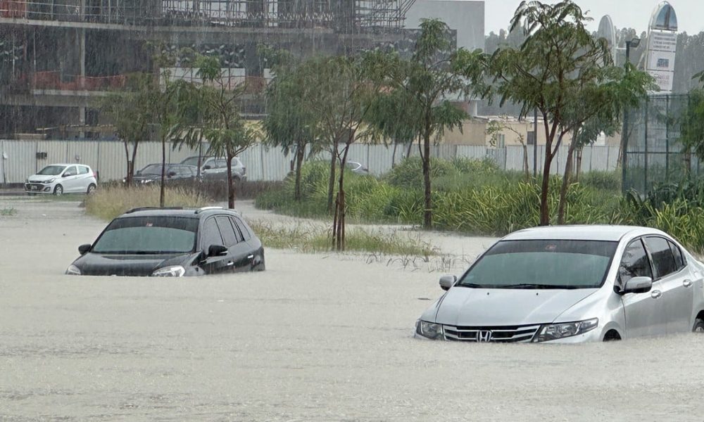 Las imágenes muestran el caos y la destrucción causados por las fuertes lluvias en Dubai, evidenciando la magnitud del evento climático.