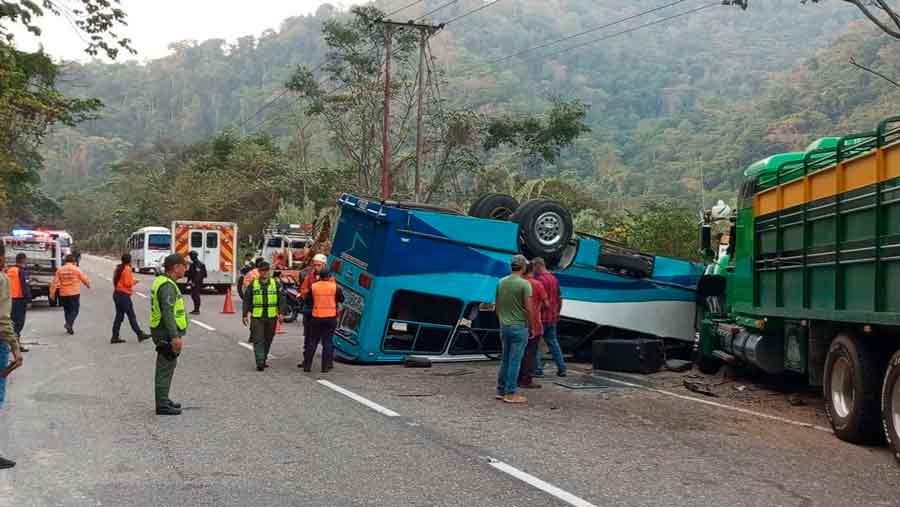 Accidente entre buseta y gandola deja 12 heridos en Táchira