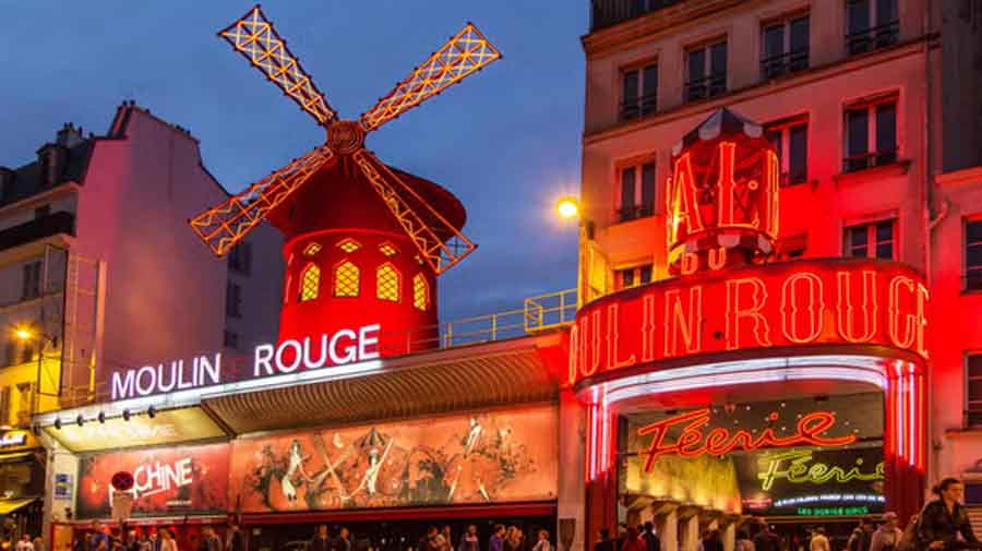 Colapso de aspas del molino del Moulin Rouge en París