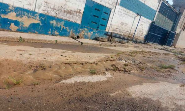 Las imágenes muestran el estado de abandono de la zona industrial Kerch, en Los Salias, evidenciando el deterioro de la vialidad y el peligro de colapso.