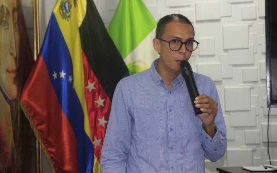 Concejal Erick González Lozano supervisando la entrega de recursos en Carrizal.