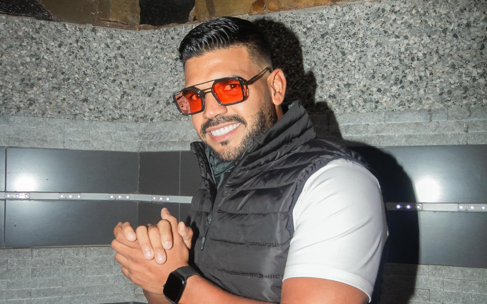 DJ Carlos enamora con sus mezclas salseras, conquistando escenarios y corazones con su ritmo único.