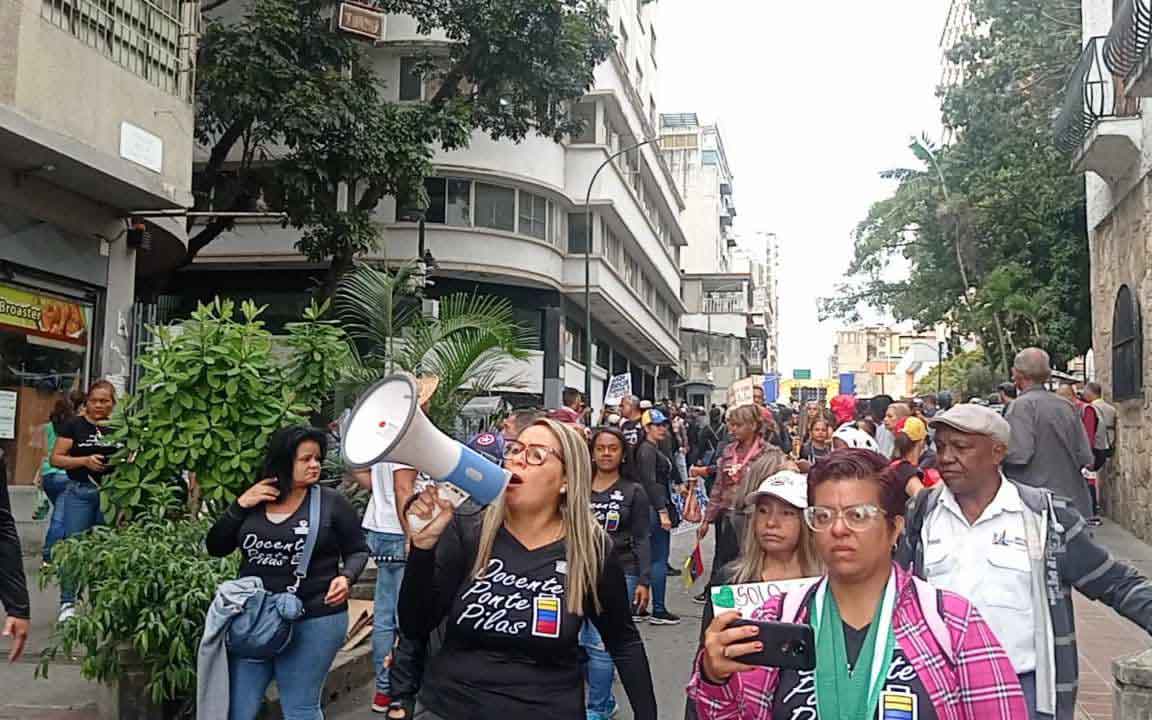 Docentes manifestando su preocupación por la irregularidad en el pago de salarios. Fuente: Fordisi.