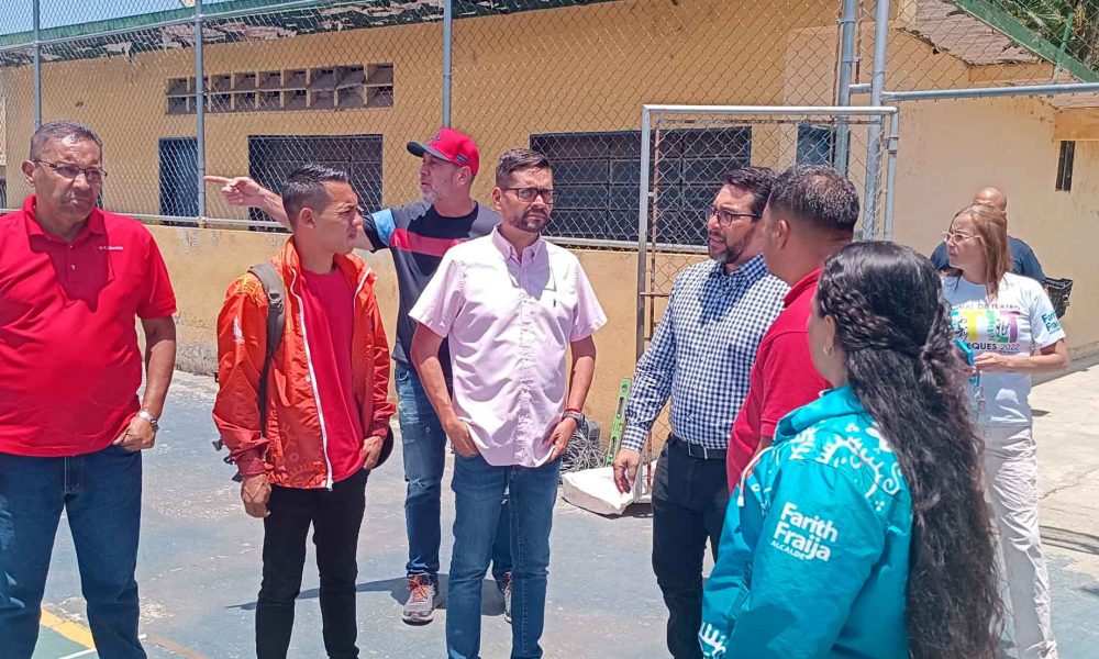El alcalde Farith Fraija supervisa el inicio de las obras de remodelación en el Polideportivo Ernesto Aparicio de El Paso.
