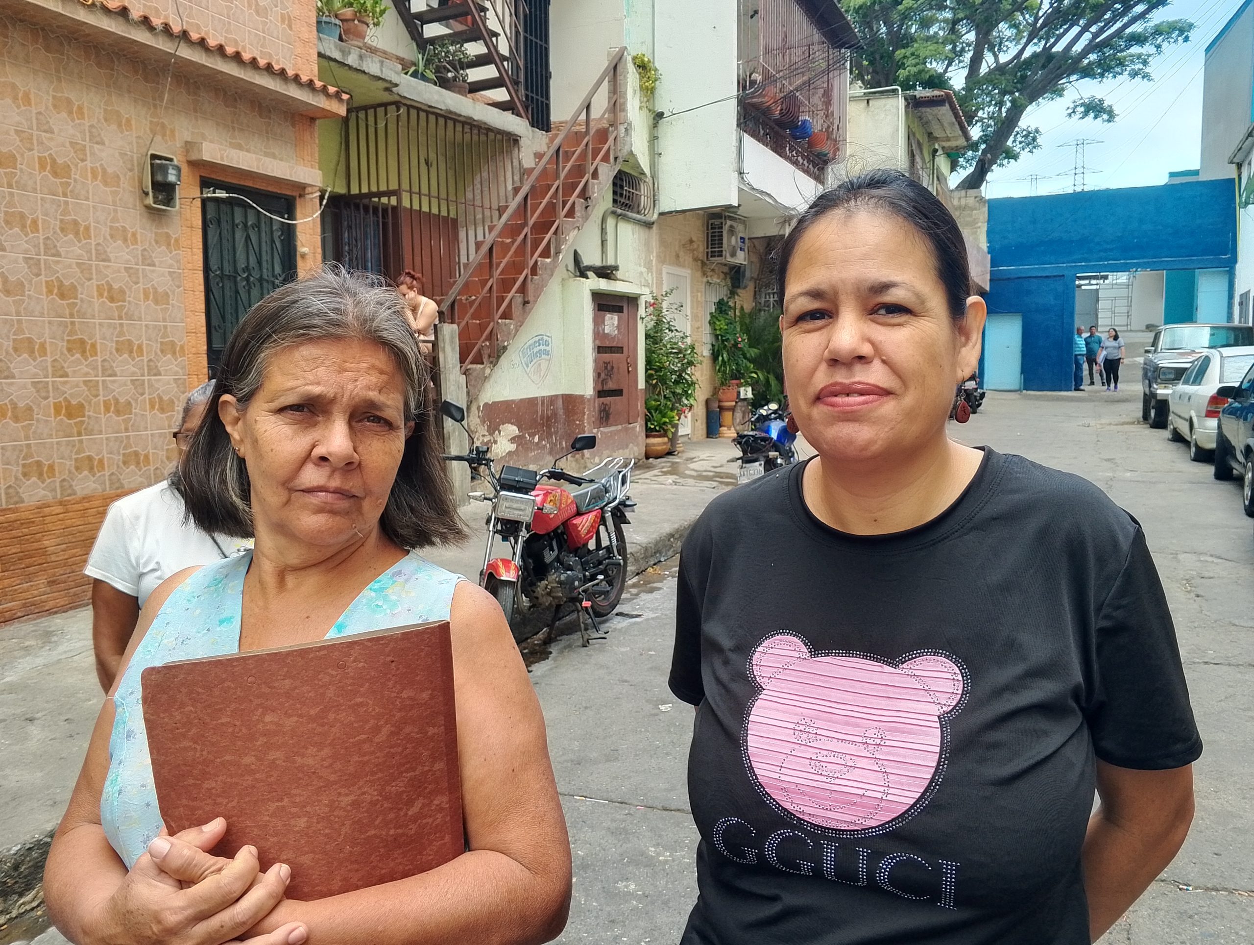 Comunidad educativa del Liceo Antonio José de Sucre en asamblea por la reinstalación de Gustavo García.