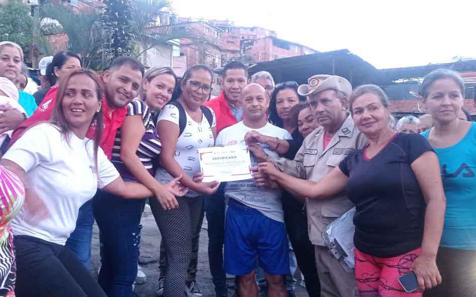 Voceros de los Consejos Comunales celebran la asignación de recursos para obras en Los Teques.
