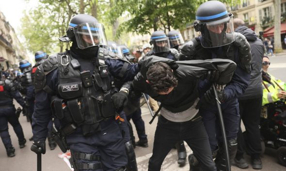 Policía emplea fuerza para dispersar manifestación del Primero de Mayo en París