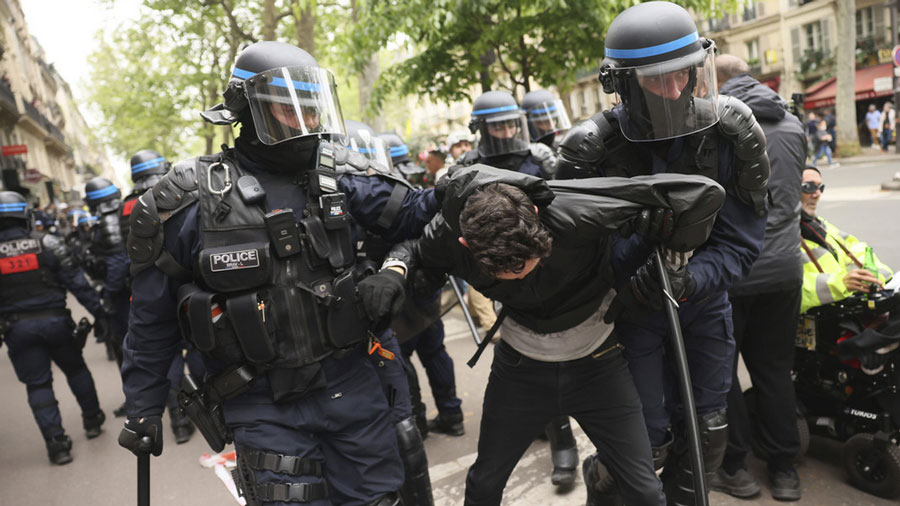 Policía emplea fuerza para dispersar manifestación del Primero de Mayo en París