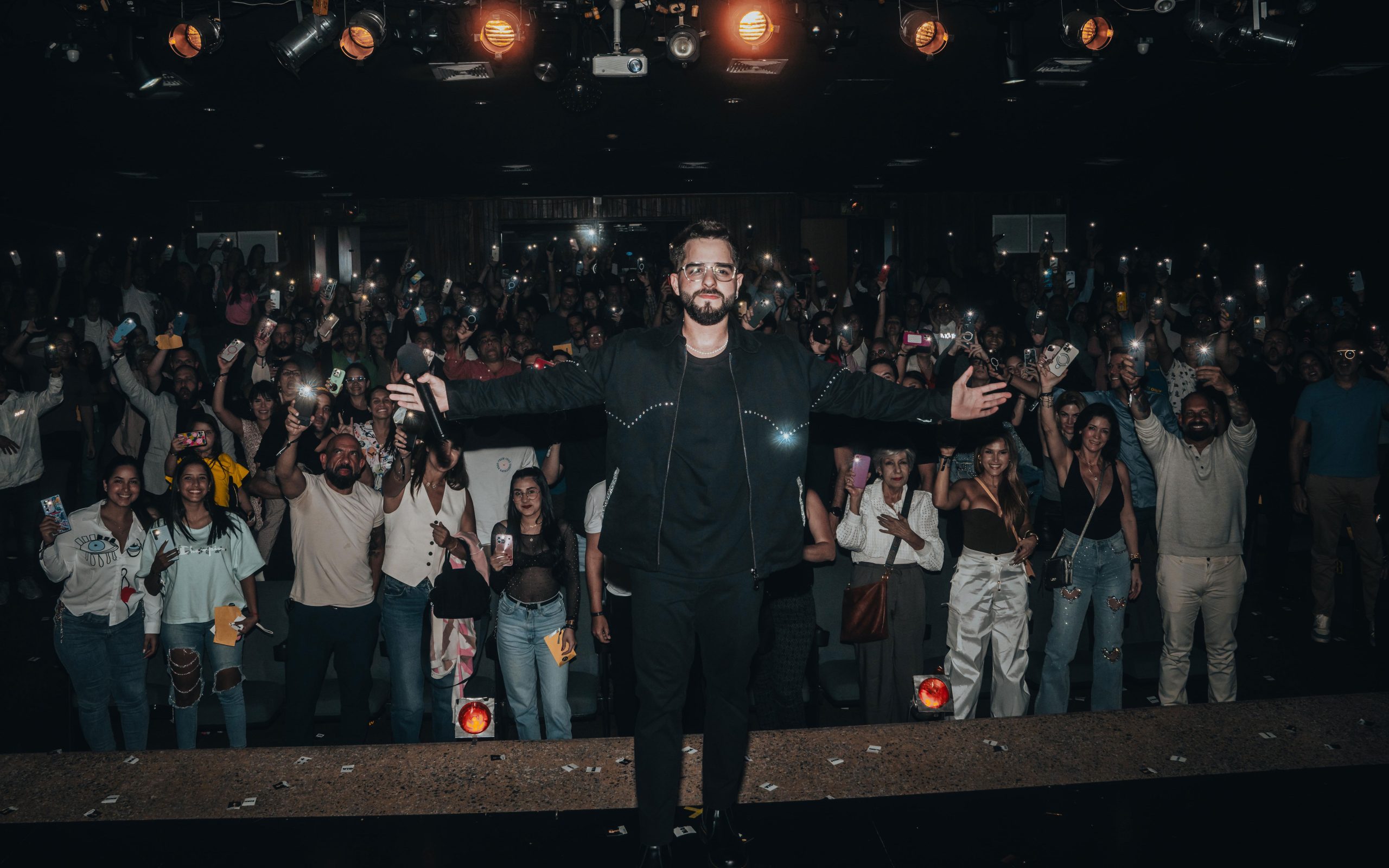 Michel Gallero cautiva al público con su actuación en "Enigmas".