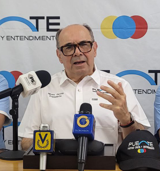 Hiram Gaviria, presidente del Partido Puente, anuncia el apoyo a Edmundo González Urrutia como candidato presidencial.