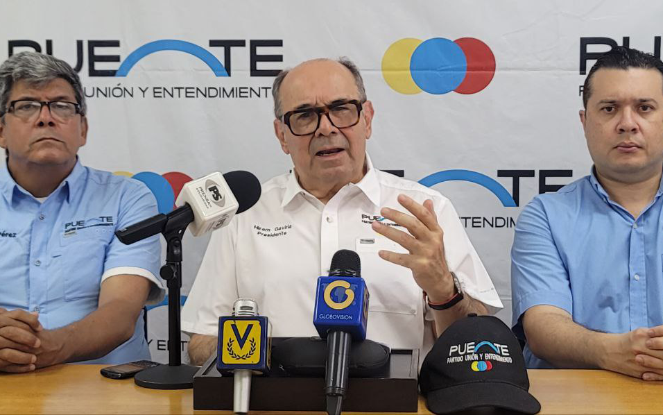 Hiram Gaviria, presidente del Partido Puente, anuncia el apoyo a Edmundo González Urrutia como candidato presidencial.