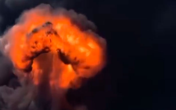 Vista de la fábrica de resina en Shanshang, Tainan, tras la explosión que generó una gran bola de fuego.