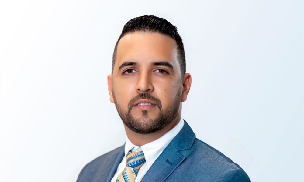 Karel Suarez en su despacho, demostrando su compromiso con la defensa legal.