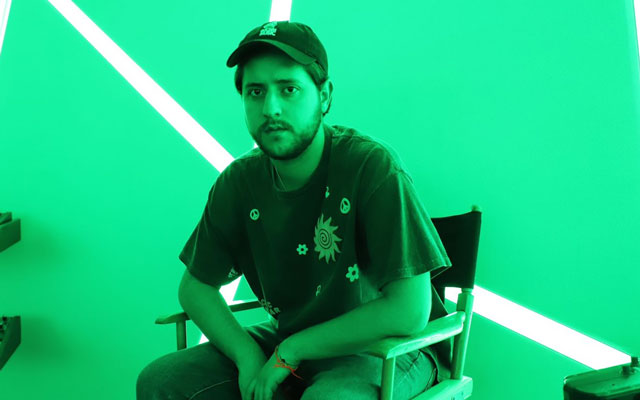 Dani Mac en estudio de grabación con artistas mexicanos.