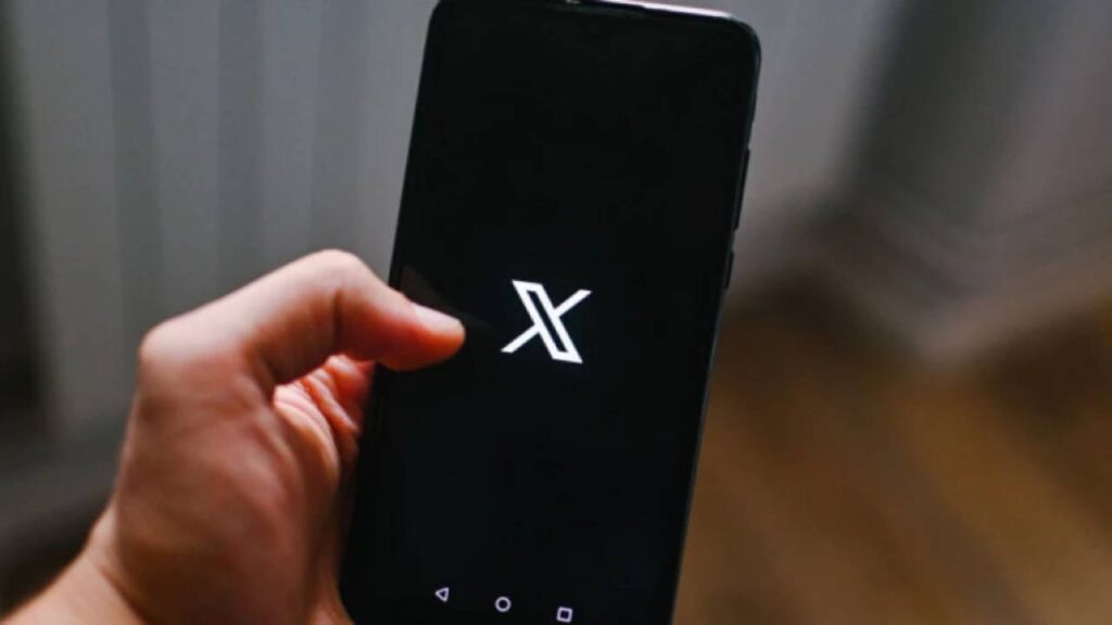 Musk denuncia ciberataque masivo contra la red social X