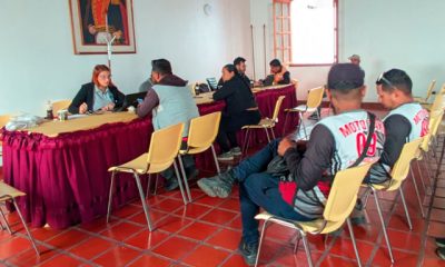 Funcionarios de la Alcaldía de Carrizal asisten a transportistas en el registro para el pago de impuestos.