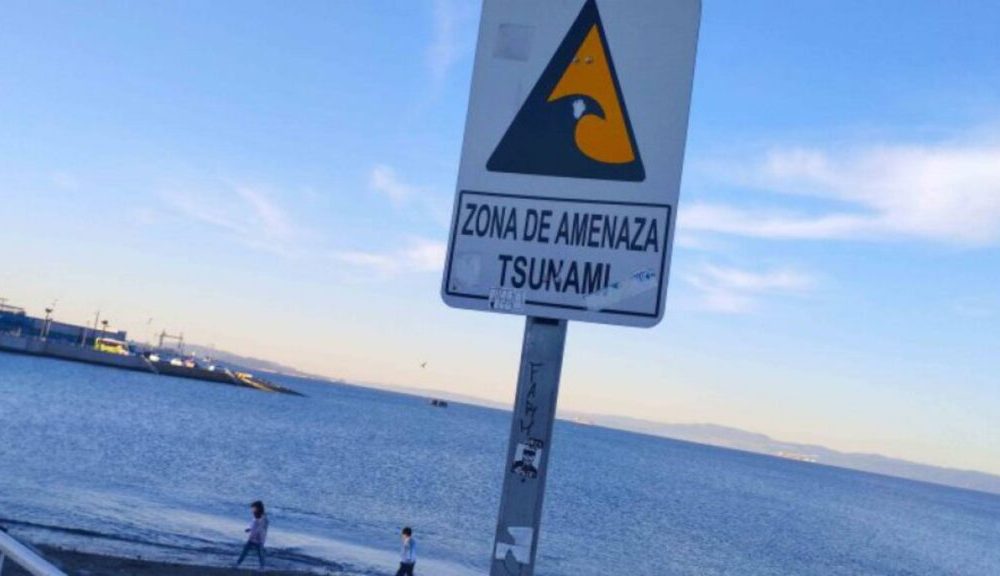 Chile decreta alerta roja y evacúa todo su borde costero