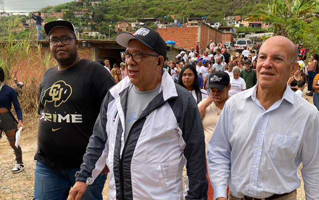 José “Chonchón” Morales escucha propuestas de vecinos en Loma Gorda durante su recorrido electoral.
