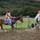 Visitantes disfrutan de un paseo a caballo en las Lomas de Cubiro, rodeados de paisajes verdes y aire puro.