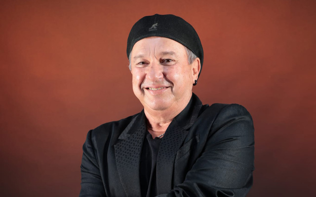 Emiro Delgado prepara su regreso a la música desde Tenerife, con una nueva producción y sello internacional.