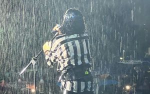 Karina cantó empapada de emoción frente a más de 15 mil personas en San Diego, Carabobo.