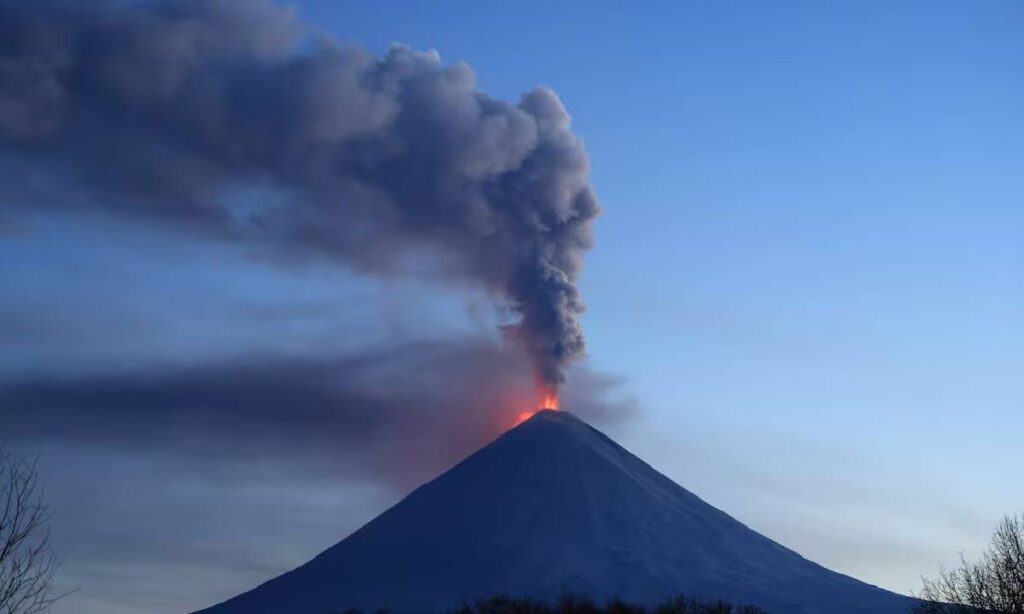 Volcán Kliuchevskói entra en erupción tras fuertes sismos en Kamchatka