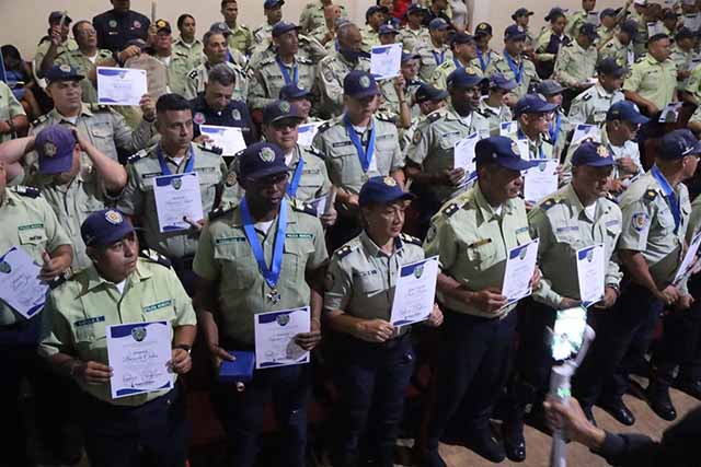 Farith Fraija reconoce a funcionarios por su compromiso con la seguridad durante el acto de ascenso de Poliguaicaipuro en Los Teques