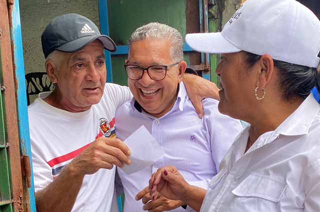 José “Chonchón” Morales recorrió Brisas de Oriente junto a vecinos que expresaron su apoyo rumbo a la reelección el 27 de julio.