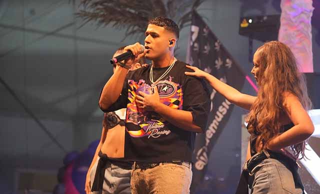 Moa Rivera electriza el público español con su salsa fresca durante “Es Moa Tour”