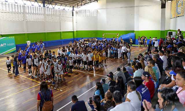 La alcaldesa Jennifer Mujica inauguró los Juegos Comunales 2025 en el gimnasio Eduardo Pardo, junto a atletas, familias y autoridades locales