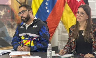 La alcaldesa Jennifer Mujica durante el encuentro con representantes de comercios licoreros en Carrizal.