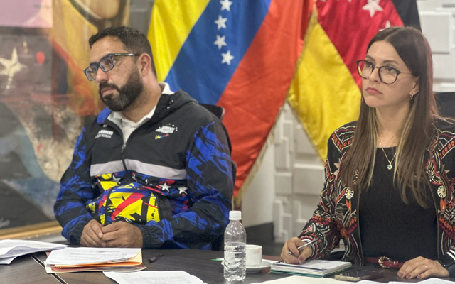 La alcaldesa Jennifer Mujica durante el encuentro con representantes de comercios licoreros en Carrizal.