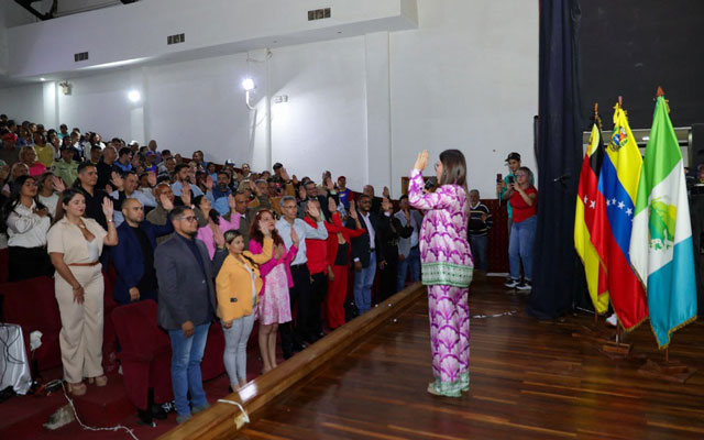 La alcaldesa Jennifer Mujica durante la juramentación de su nuevo gabinete.