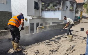 Las labores incluyen limpieza, nivelación, escarificación y aplicación de mezcla asfáltica.