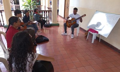 Niños y jóvenes disfrutan de talleres gratuitos de canto, danza, guitarra y recreación en la Casa de las Artes “Tanya Díaz”.
