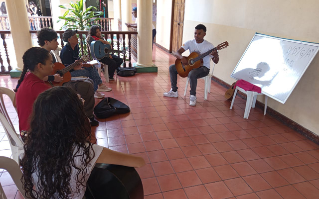 Niños y jóvenes disfrutan de talleres gratuitos de canto, danza, guitarra y recreación en la Casa de las Artes “Tanya Díaz”.