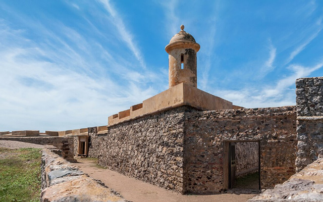 El Castillo de San Carlos de la Barra se mantiene firme frente al mar como símbolo de resistencia y memoria histórica venezolana.