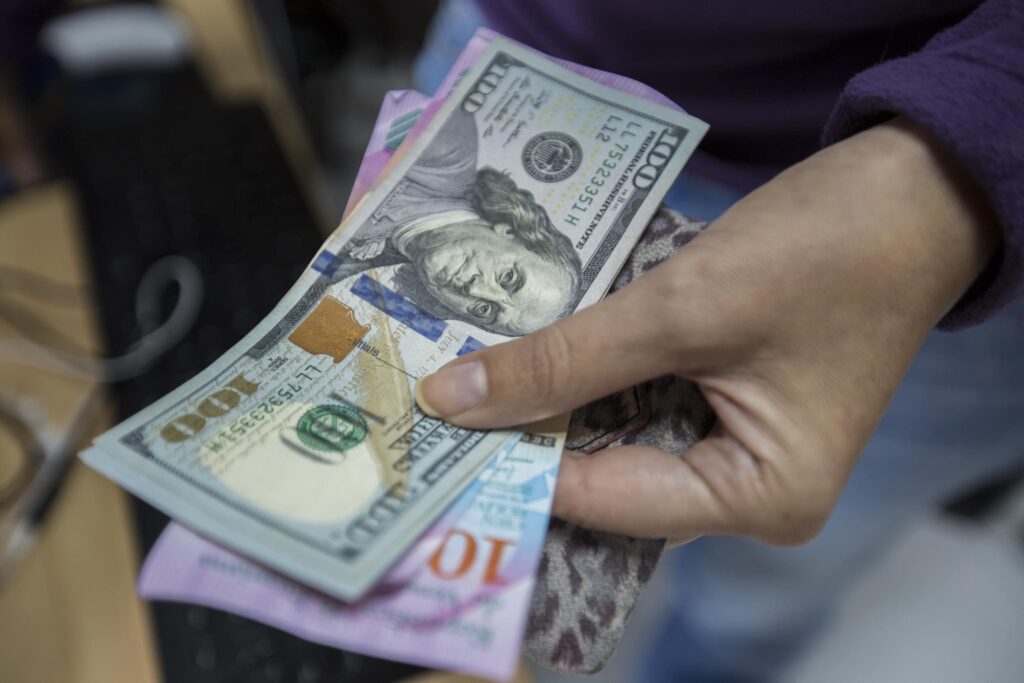 Dólar abre en 140,66 bolívares y euro en 163,35 bolívare